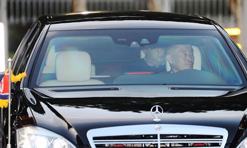 Tài xế riêng của Kim Jong-un lái chiếc limousine chở lãnh đạo rời khỏi văn phòng thủ tướng Singapore hôm 10/6. Ảnh: Yonhap.
