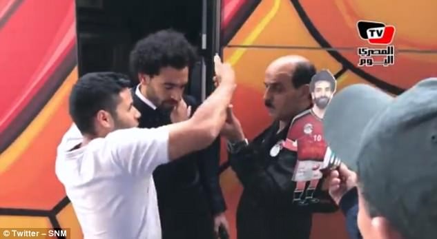 Tránh người hâm mộ, Salah lộ chấn thương chưa lành? 