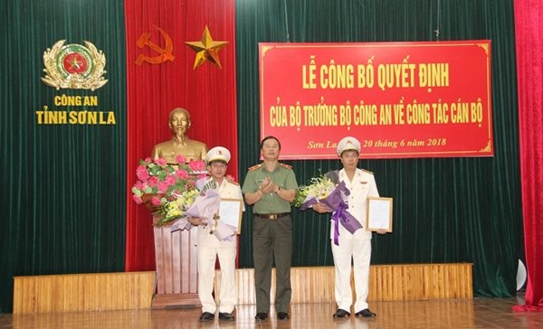Thiếu tướng Bùi Minh Giám trao quyết định bổ nhiệm và điều động cho Thượng tá Hoàng Quốc Việt và Trung tá Bùi Tuấn Anh.
