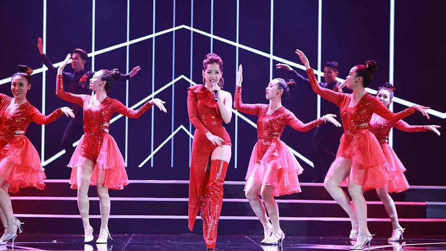 'Đóa hoa hồng' Chi Pu với vũ điệu đẹp mắt tại đêm Chung khảo HHVN 