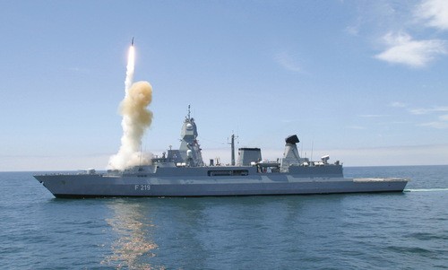 Tàu Sachsen phóng tên lửa SM-2 trong một cuộc tập trận năm 2010. Ảnh: Wikipedia.