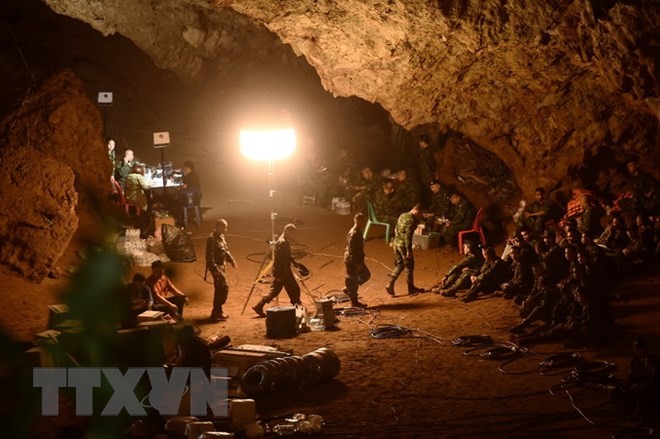 Lực lượng cứu hộ nỗ lực tìm kiếm đội bóng thiếu niên mất tích trong hang động ở tỉnh Chiang Rai, Thái Lan ngày 26/6. Ảnh: THX/TTXVN.