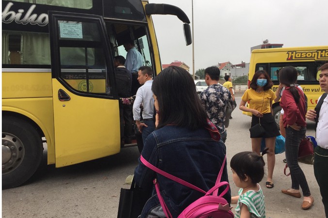 Nhà xe Hà Sơn – Hải Vân sử dụng xe trung chuyển từ 9 - 24 chỗ, có gắn logo “Hà Sơn – Hải Vân” để đưa khách tới điểm tập kết ngay trên Đường Võ Văn Kiệt thay vì đưa khách đến các bến cố định. 