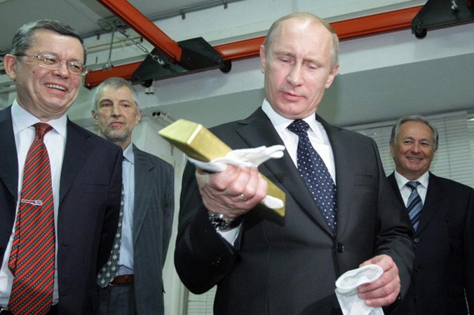 Tổng thống Nga Vladimir Putin cầm trên tay một thỏi vàng. Ảnh: Getty.
