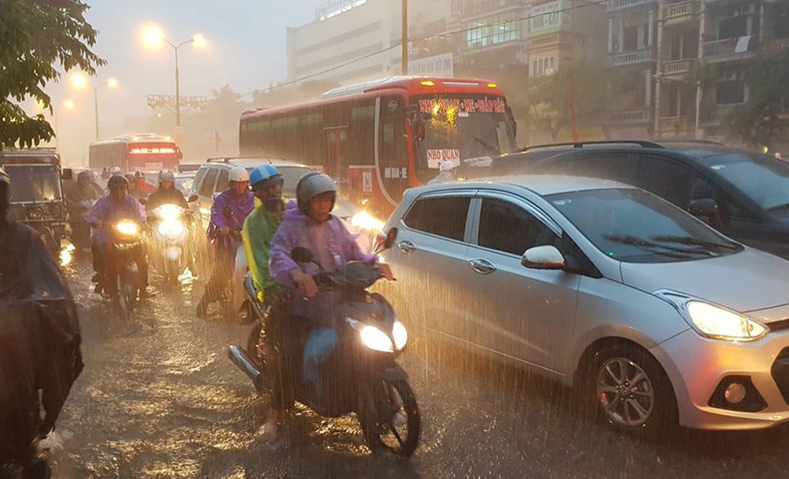 Cơn mưa nặng đúng giờ tan tầm khiến nhiều tuyến phố trung tâm Thủ đô ngập sâu, giao thông ùn ứ nghiêm trọng. Ảnh: Hân Nguyễn. 