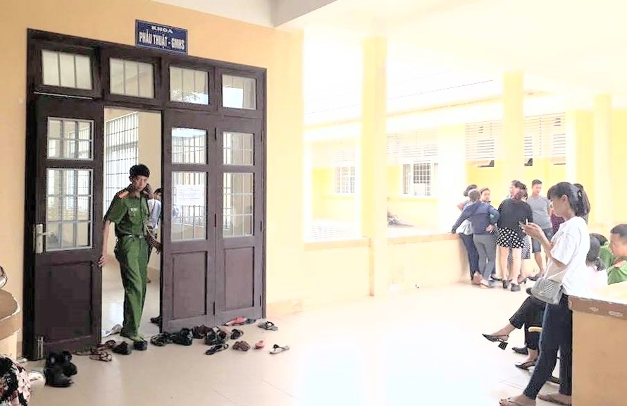 Công an thị xã Quảng Trị có mặt tại Bệnh viện Triệu Hải để điều tra vụ 1 thai nhi tử vong.