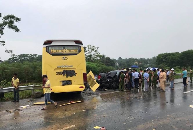 Hiện trường vụ tai nạn của nhà xe Hà Sơn - Hải Vân ngày 15/8.