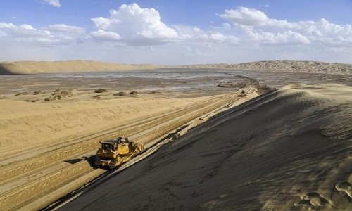 Cách xây đường cao tốc trên sa mạc lớn nhất Trung Quốc