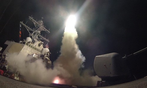 Tàu chiến Mỹ phóng tên lửa vào lãnh thổ Syria hôm 7/4/2017. Ảnh: US Navy.