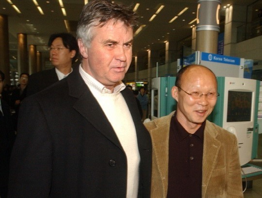 HLV Park Hang Seo (phải) từng giúp Olympic Hàn Quốc giành huy chương đồng Asiad 2002.