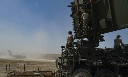 Lính Mỹ lắp đặt một đài radar cảnh giới ở đông bắc Syria hôm 28/8. Ảnh: Muraselon.