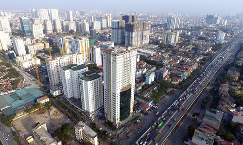 Một tuyến đường có nhiều dự án căn hộ cao cấp tại Hà Nội. Ảnh: Giang Huy.