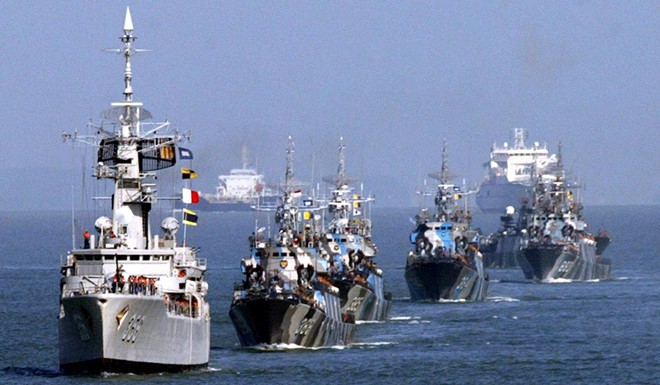 Một hoạt động diễn tập chung của hải quân Indonesia, Singapore và Malaysia tại eo biển Malacca. Ảnh: Reuters.