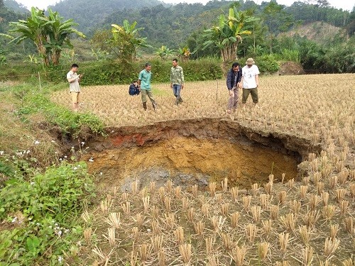 "Hố tử thần" xuất hiện ngày 2/12 ở cánh đồng thôn Bản Tàn. Ảnh: Nguyễn Khánh.