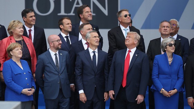 Tổng thống Trump quay riêng một hướng so với lãnh đạo các nước thành viên NATO tại hội nghị thượng đỉnh ở Bỉ hồi tháng 7. Ảnh: Reuters.