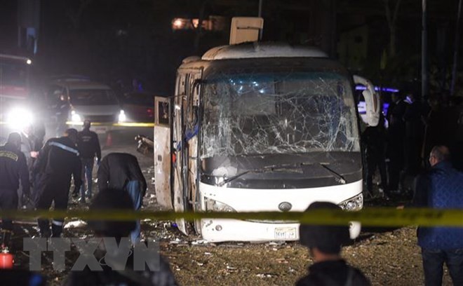 Lực lượng chức năng điều tra tại hiện trường vụ đánh bom xe khách ở quận Haram, tỉnh Giza, Ai Cập tối 28/12/2018. Nguồn: AFP/TTXVN.