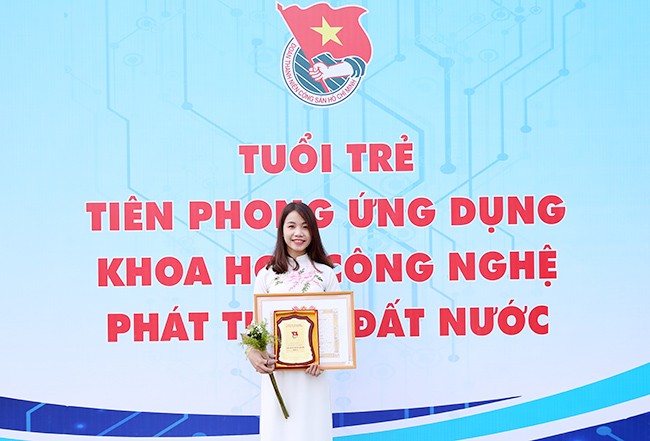 Đoàn Thị Thu Hà nhận Bằng khen Nữ sinh Tiêu biểu Toàn quốc trong Khoa học Công nghệ năm 2018 tại Bảo tàng Hồ Chí Minh.