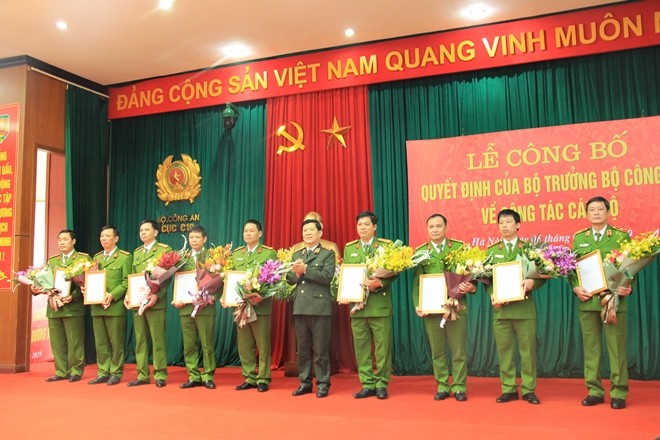Thứ trưởng Nguyễn Văn Sơn trao quyết định bổ nhiệm Phó Thủ trưởng Cơ quan thi hành án hình sự cho 9 đồng chí.