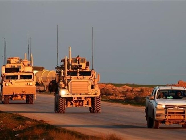 Các xe chiến thuật của Thủy quân lục chiến Mỹ được hộ tống bởi các xe bán tải của Lực lượng Dân chủ Syria (SDF) ở thị trấn Tal Baydar ở Syria. Ảnh: AFP.