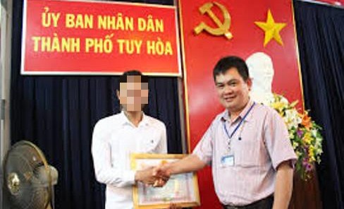 Ông Nguyễn Lương Sinh, Phó Chủ tịch UBND TP Tuy Hòa (phải).