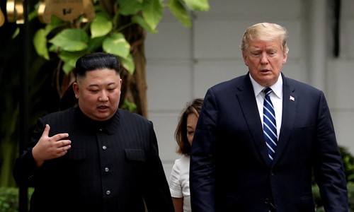 Lãnh đạo Triều Tiên Kim Jong-un (trái) và Tổng thống Mỹ Donald Trump tại hội nghị thượng đỉnh ở Hà Nội hôm 28/2. Ảnh: Reuters.