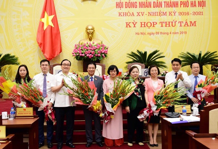 Lãnh đạo thành phố Hà Nội chúc mừng các đồng chí được giao nhiệm vụ mới.
