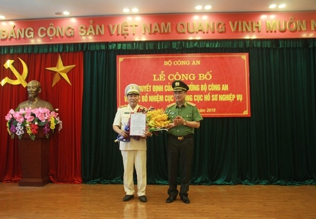 Thượng tướng Nguyễn Văn Thành trao quyết định và chúc mừng Thiếu tướng Tô Văn Huệ.