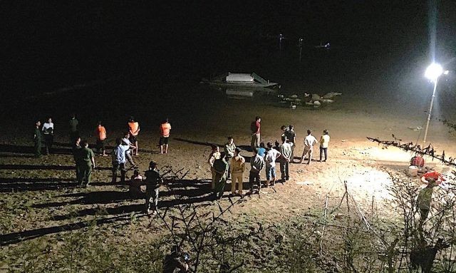 Trong đêm lực lượng chức năng TX Thái Hòa triển khai công tác tìm kiếm thi thể 3 em trên sông Hiếu.