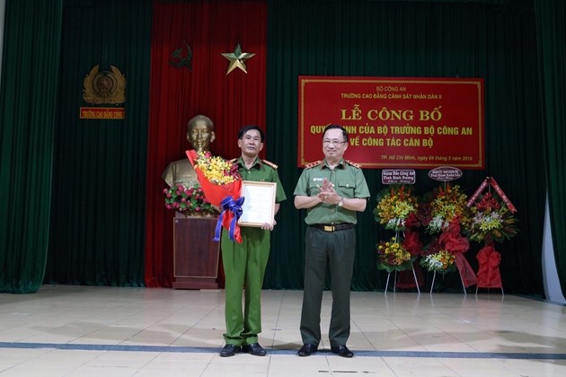 Thượng tướng Nguyễn Văn Thành trao quyết định và tặng hoa Đại tá Nguyễn Văn Hùng.