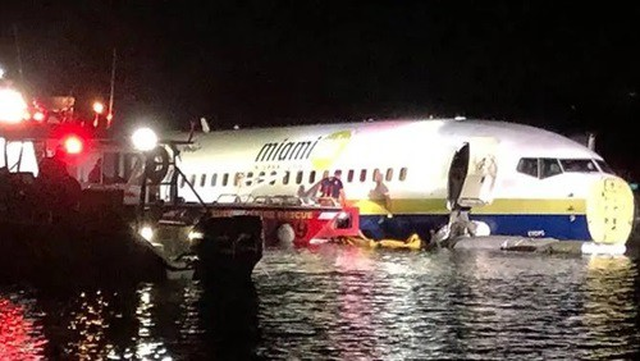 Lực lượng cứu hộ tiếp cận hiện trường Boeing 737 lao xuống sống ở Florida, Mỹ tối 3/5. Ảnh: Reuters.