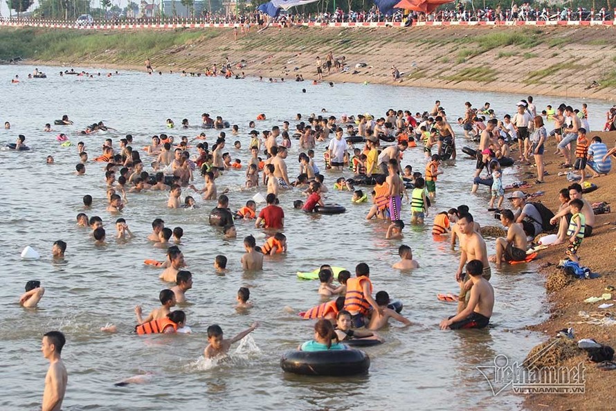 Đập Quán Trăn trở thành “bãi tắm” như ở ngoài biển vài năm gần đây.
