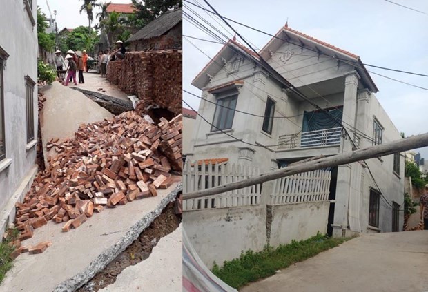 Hình ảnh con đường bị sụt sâu xuống 3-4m cùng ngôi nhà bị lún (Ảnh: Nguyễn Kim Tuấn/Vietnam+)