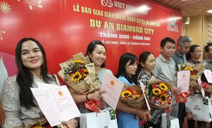 Khách vỡ òa hạnh phúc khi được Việt Hưng Phát trao sổ tại dự án Diamond City.