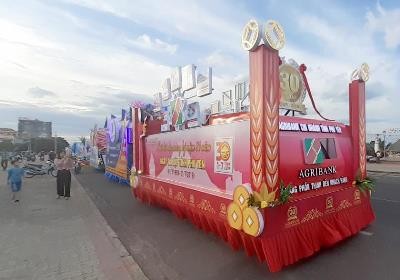 Hình ảnh xe hoa tham gia diễu hành Lễ kỷ niệm 30 ngày tái lập tỉnh Phú Yên.