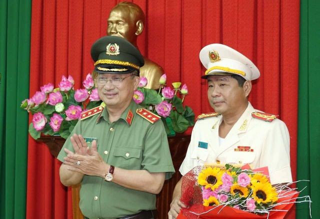 Thượng tướng Nguyễn Văn Thành - Thứ trưởng Bộ Công an (trái) tặng hoa chúc mừng Đại tá Nguyễn Văn Hiểu giữ chức vụ Giám đốc Công an tỉnh Đồng Tháp.