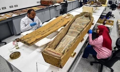Các chuyên gia phục dựng quan tài trong mộ vua Tutankhamun. Ảnh: AFP.