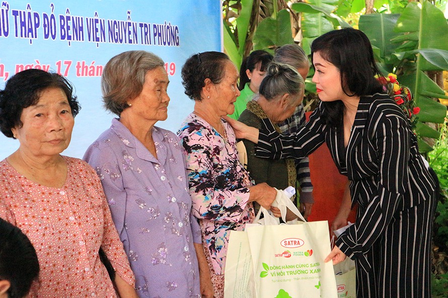 Bà Huỳnh Thị Lan Phương, Phó Tổng giám đốc VWS trao tặng quà cho người dân.