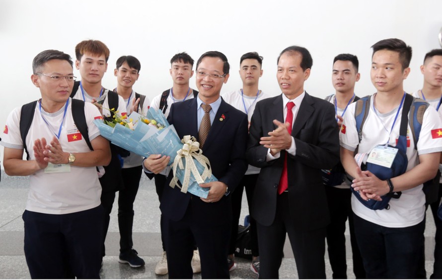 Phó Tổng Cục trưởng Đỗ Năng Khánh tặng hoa Phó Tổng Cục trưởng Trương Anh Dũng, Phó Trưởng Đoàn Việt Nam.