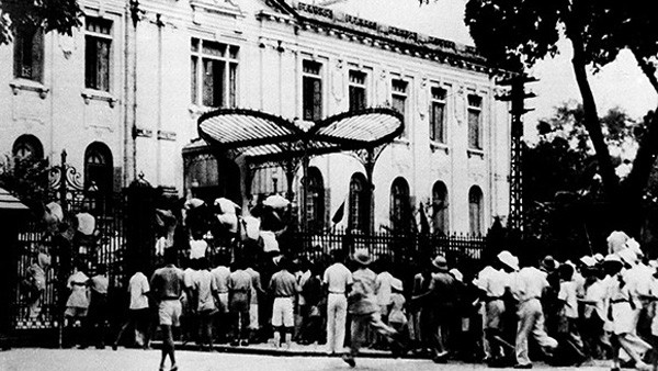 Tự vệ và nhân dân Hà Nội trong ngày Tổng khởi nghĩa, ngày 19/8/1945 - Ảnh TL BTLSQVN.