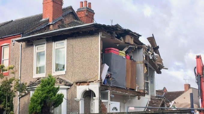 Một phần nhà đổ sập hoàn toàn để lộ tài sản trong nhà.
