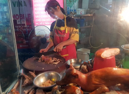 Một cửa hàng thịt chó gần chợ Thái Hà (Đống Đa, Hà Nội). Ảnh: Tất Định