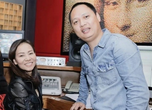 Nhạc sĩ Nguyễn Hải Phong (phải) và Thu Minh ở một buổi tập nhạc năm 2017. Anh là tác giả ca khúc Taxi, Đường cong. Ảnh: HP.