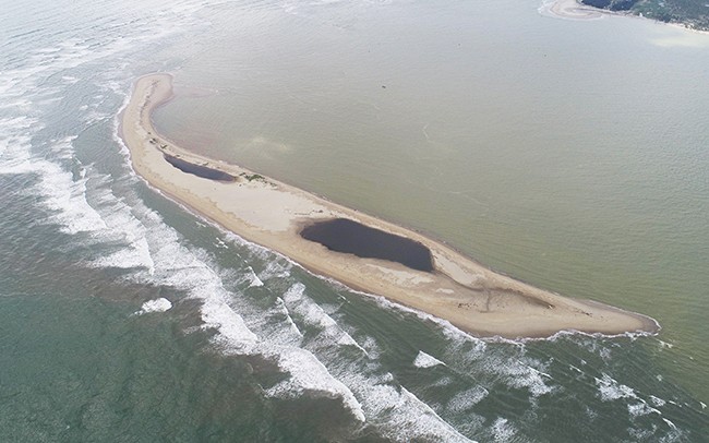 Cồn cát trên hình thành trên biển Cửa Đại giống hình cánh cung hướng vào đất liền, ở giữa có hai hồ nước. Ảnh: Tổng cục Phòng chống thiên tai.