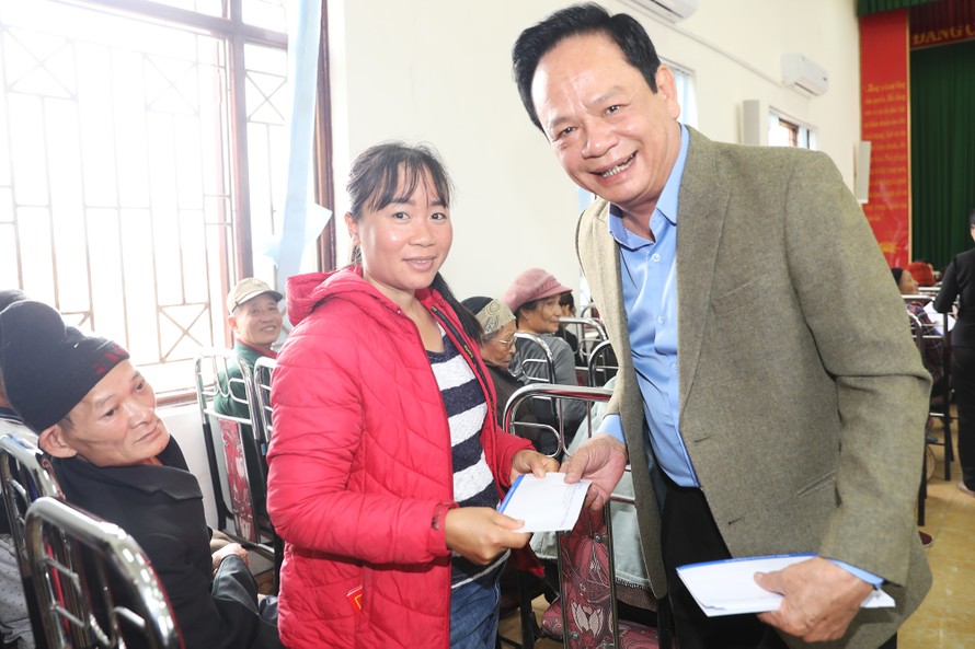 Ông Đào Hồng Tuyển, Chủ tịch HĐQT Tập đoàn Tuần Châu, trao quà cho hộ nghèo tại phường Tuần Châu, TP Hạ Long.