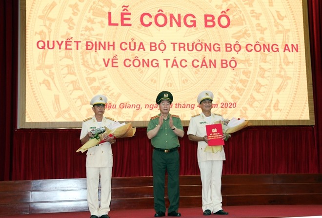 Thượng tướng Bùi Văn Nam trao quyết định và chúc mừng Đại tá Phan Hoàng Lắm, Thượng tá Huỳnh Việt Hòa.