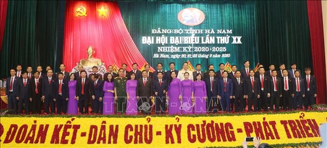 Ban chấp hành Đảng bộ tỉnh Hà Nam khóa XX ra mắt Đại hội. Ảnh: Nguyễn Chinh/TTXVN.