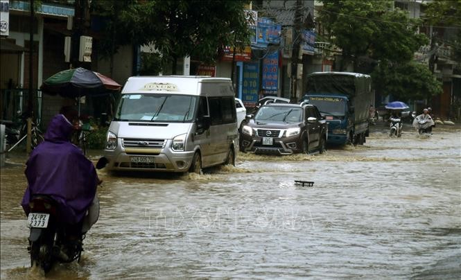 Ngập cục bộ trên đường Nhạc Sơn, thành phố Lào Cai, làm cho các phương tiện tham gia giao thông gặp nhiều khó khăn. Ảnh minh họa: Quốc Khánh/TTXVN.