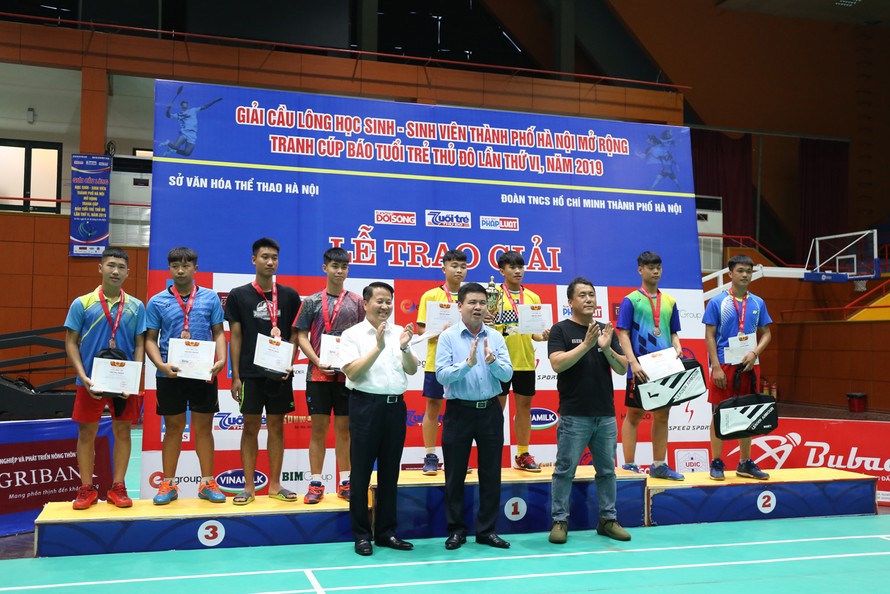Các đồng chí lãnh đạo trung ương và TP Hà Nội trao thưởng cho các VĐV đạt thành tích cao tại Giải cầu lông học sinh - sinh viên thành phố Hà Nội mở rộng tranh Cúp báo Tuổi trẻ Thủ đô lần thứ VI - 2019.
