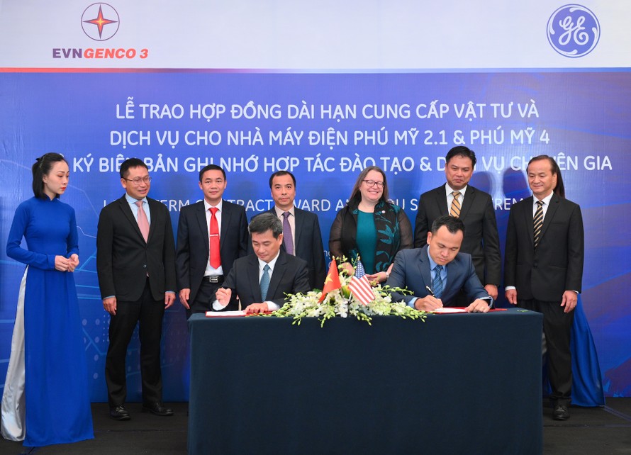 Đại diện Tổng Công ty Phát điện 3 - EVNGENCO 3 và GE Việt Nam tại lễ ký hợp đồng.