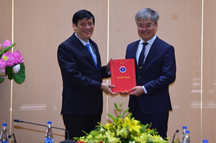 Bộ trưởng Y tế Nguyễn Thanh Long trao quyết định bổ nhiệm Nhà báo Trần Tuấn Linh (phải)